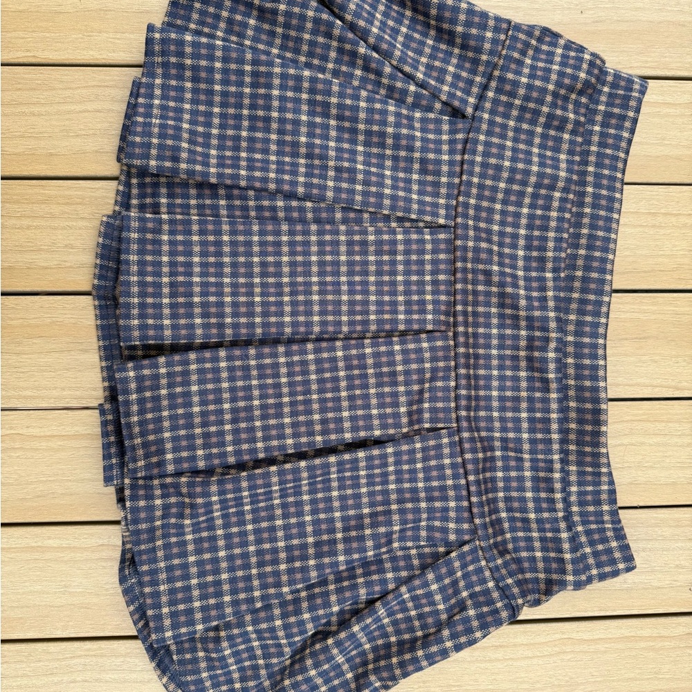 American Eagle Outfitters Plaid Mini Skirt (skort). Size Medium.